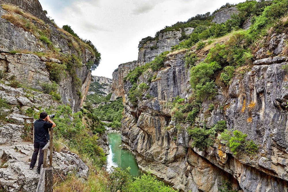 A man takes pictures in the Foz do Lumbier